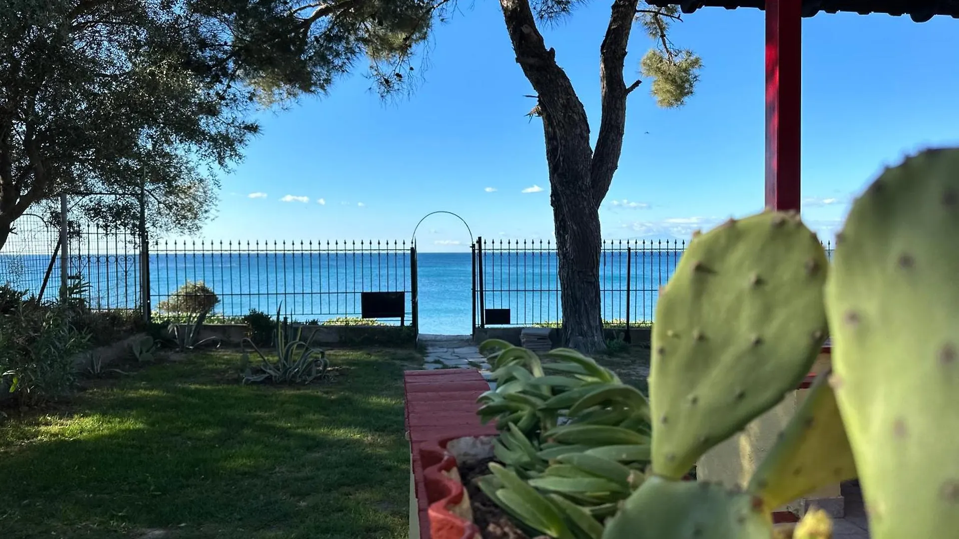 Sea Front Villa Myrat Эпаноми Дом отдыха
